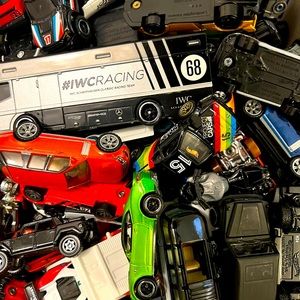 Mystery box containing 30 hot wheels, matchbox, etc.